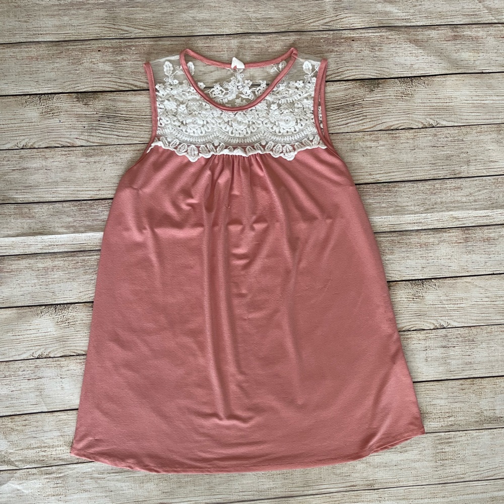 Gently used. 🤰🏻 Pink Blush. Salmon Lace
Accent Top. Size S